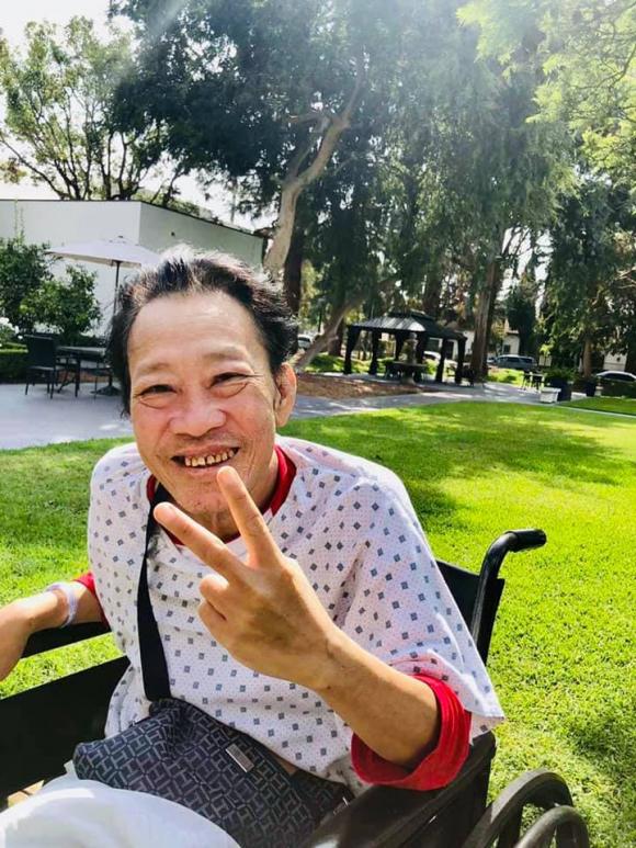 Khoảnh khắc xúc động của nhạc sĩ Lê Quang khi ngồi xe lăn, chúc mừng sinh nhật vợ qua hàng rào bệnh viện