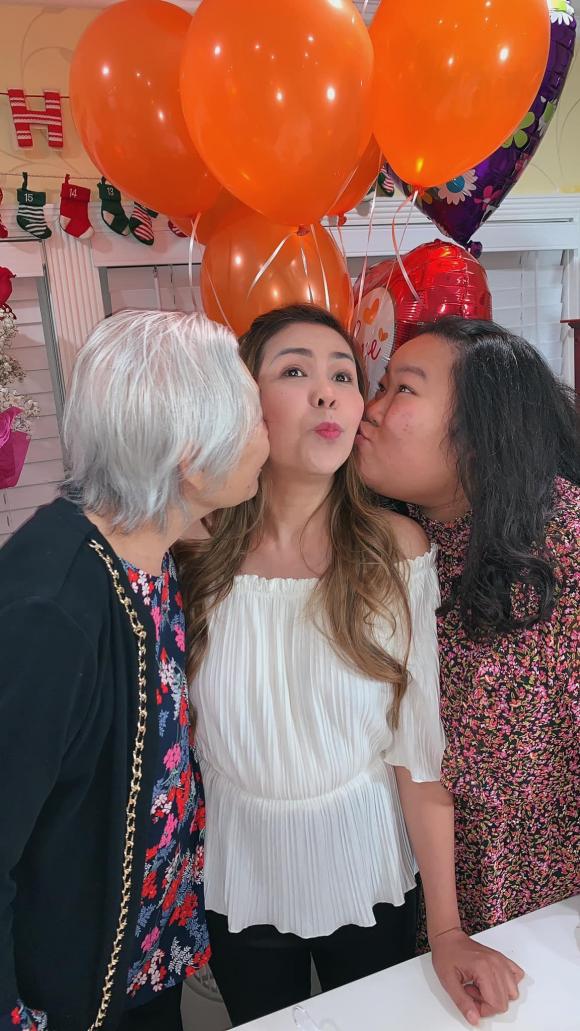 Khoảnh khắc xúc động của nhạc sĩ Lê Quang khi ngồi xe lăn, chúc mừng sinh nhật vợ qua hàng rào bệnh viện