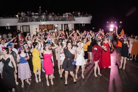 Eros Việt Nam mở tiệc sinh nhật hoành tráng trên du thuyền 5 Sao