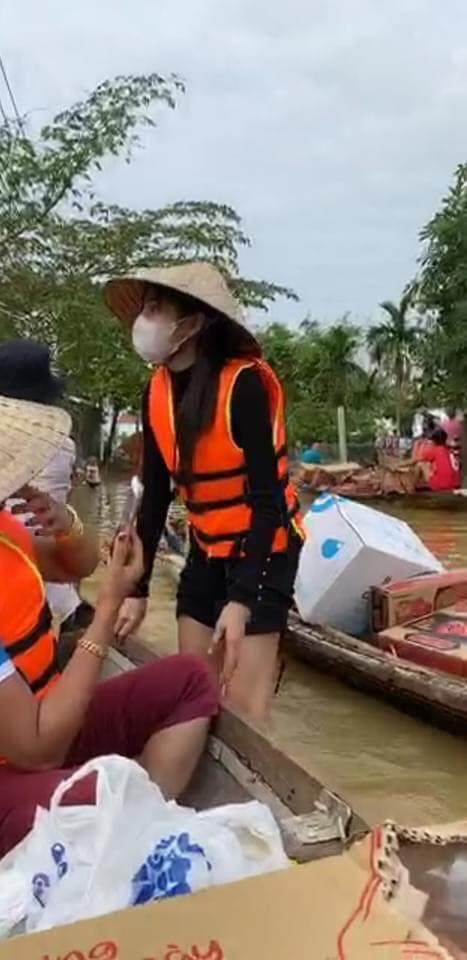 ca sĩ Thuỷ Tiên, sao Việt, từ thiện miền Trung, Thuy Tien