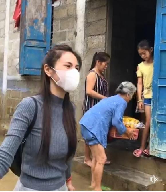 ca sĩ Thuỷ Tiên, sao Việt, từ thiện miền Trung, Thuy Tien