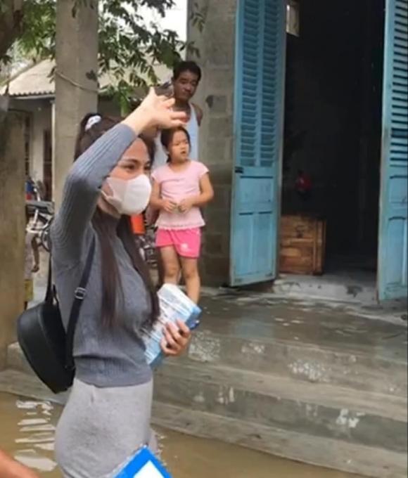 ca sĩ Thuỷ Tiên, sao Việt, từ thiện miền Trung, Thuy Tien