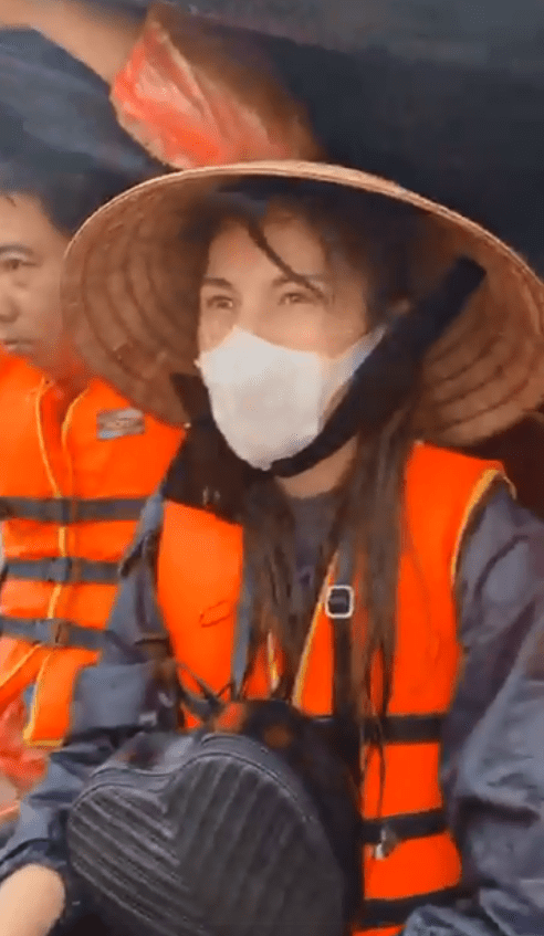 Nữ MC bị chỉ trích vì đăng status mỉa mai, 'bóc giá' đồ Thuỷ Tiên mặc khi cứu trợ miền Trung
