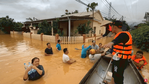 Thủy Tiên, Sao việt, Từ thiện