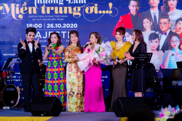 dem-nhac-tu-thien-2910-3-ngoisaovn-w599-h399 13 MC Thi Thảo, doanh nhân Làn Thu Thủy, đêm nhạc từ thiện