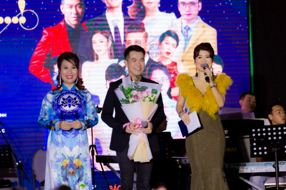 dem-nhac-tu-thien-2910-4-ngoisaovn-w599-h399 13 MC Thi Thảo, doanh nhân Làn Thu Thủy, đêm nhạc từ thiện