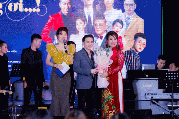 dem-nhac-tu-thien-2910-7-ngoisaovn-w599-h399 10 MC Thi Thảo, doanh nhân Làn Thu Thủy, đêm nhạc từ thiện