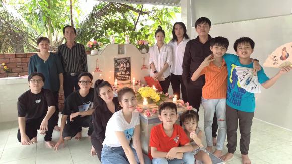 Ngọc Trinh, mẹ Ngọc Trinh, sao Việt