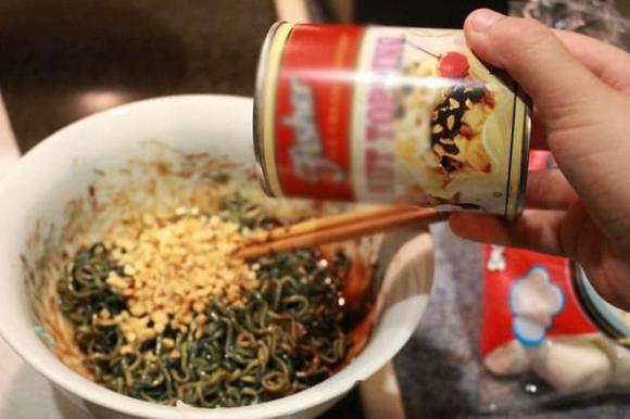 mì trộn, cách làm mì trộn, cô gái làm mì trộn 