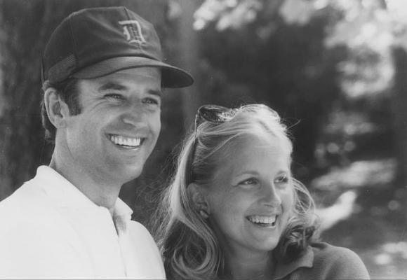 joe biden, joe biden thời trẻ, ảnh thời trẻ của biden gây sốt