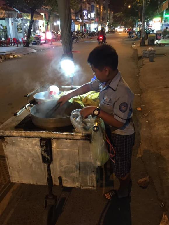 Cậu bé bán bắp luộc, hoàn cảnh đáng thương, mảnh đời cơ nhỡ, đi học
