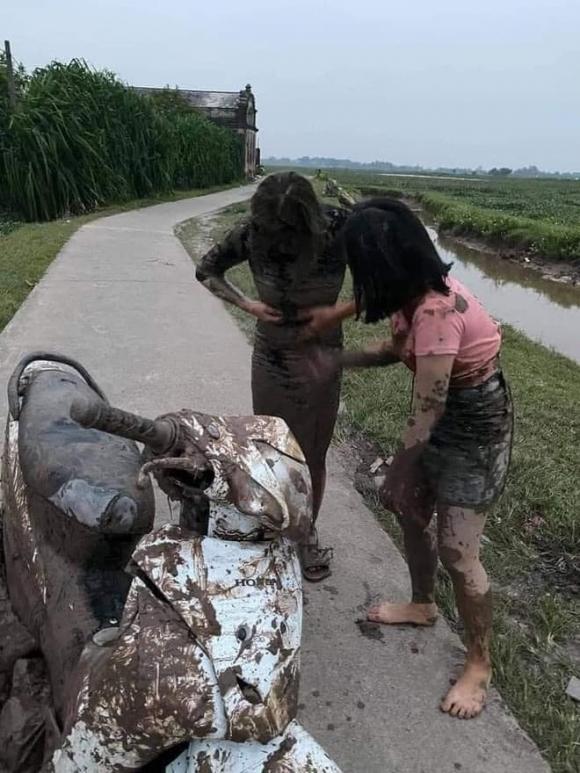 phi xuống mương, phi xe xuống bùn, giới trẻ 