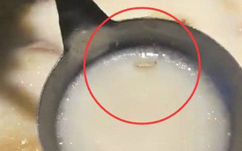 vật thể lạ trong đồ ăn, móng tay trong tô cháo, móng tay trong đồ ăn