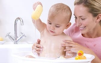 chăm sóc trẻ nhỏ, lưu ý khi chăm sóc trẻ, lưu ý khi tắm cho trẻ