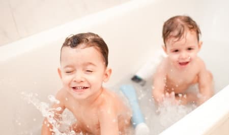 Thời điểm tốt nhất để tắm cho trẻ ở các độ tuổi khác nhau, mẹ nên tìm hiểu