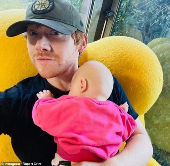 rupert grint, rupert grint khoe ảnh con gái đầu lòng, rupert grint và bạn gái