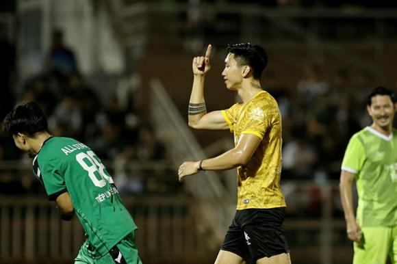 Dàn cầu thủ và sao Việt đình đám thi đấu cống hiến hết mình để gây quỹ cứu trợ miền Trung