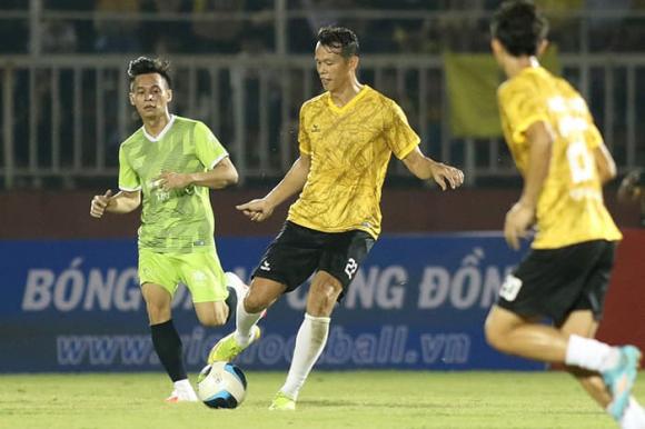 Dàn cầu thủ và sao Việt đình đám thi đấu cống hiến hết mình để gây quỹ cứu trợ miền Trung
