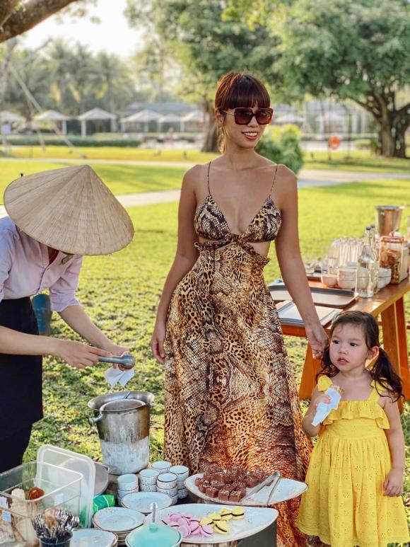 Siêu mẫu Hà Anh diện bikini bốc lửa khi cùng chồng và con gái đi du lịch Cần Thơ