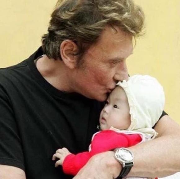 cô bé Phú Thọ được danh ca Pháp nhận nuôi, con nuôi của danh ca Pháp, Johnny Hallyday, Jade Hallyday