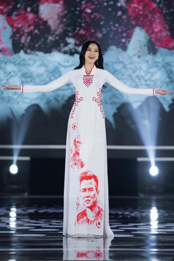 BST áo dài bóng đá của NTK Ngô Nhật Huy được khen ngợi tại chung kết Hoa hậu Việt Nam 2020