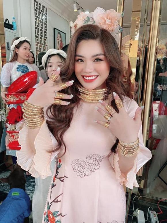 Cô dâu đeo vàng trĩu cổ, cầm cọc tiền mỏi tay trong đám cưới khiến chị em 'chỉ biết ước' Cô dâu đeo vàng trĩu cổ, cầm cọc tiền mỏi tay trong đám cưới khiến chị em 'chỉ biết ước'