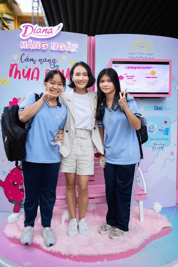 diana-viet-nam-va-hoc-sinh-312 (1).png 0 Vlogger Giang ơi, Diana School Tour, Cẩm nang mùa dâu