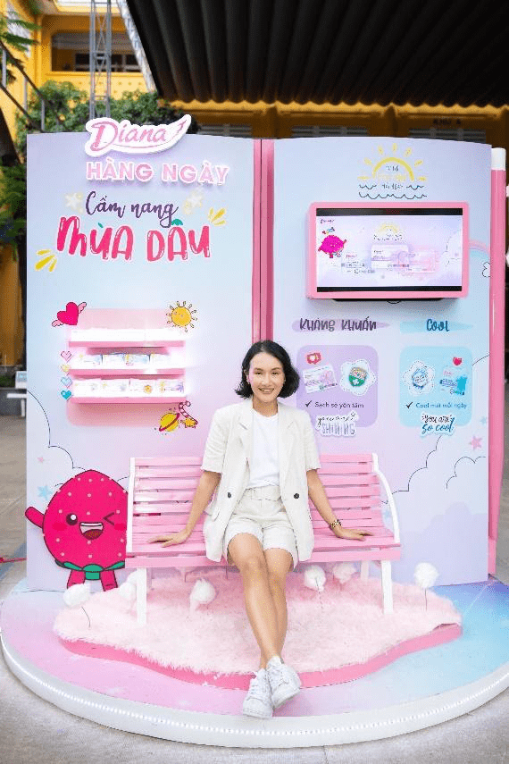 diana-viet-nam-va-hoc-sinh-312 (1).png 1 Vlogger Giang ơi, Diana School Tour, Cẩm nang mùa dâu