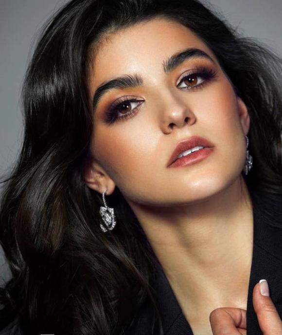 Nhan sắc xinh như thiên thần của Tân Hoa hậu Hoàn vũ Romania 2020