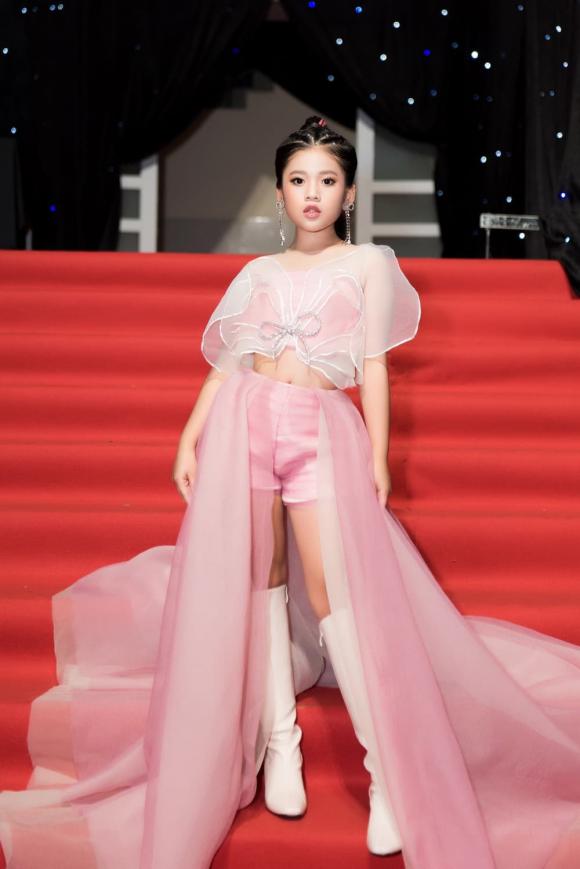 Siêu mẫu nhí Lâm Nguyễn Minh Vy xuất hiện đầy thần thái tại Internatinol Vietnam Fashions Week