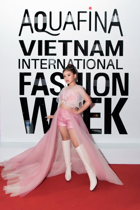 Siêu mẫu nhí Lâm Nguyễn Minh Vy xuất hiện đầy thần thái tại Internatinol Vietnam Fashions Week