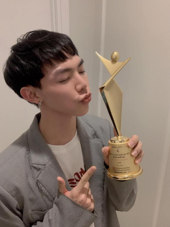 Erik nhận được giải thưởng Asia Star Award 2020