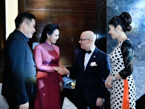 bui-thanh-huong-712 (1).jpg 6 Nữ hoàng hoa hồng, Bùi Thanh Hương, BST áo dài New Look