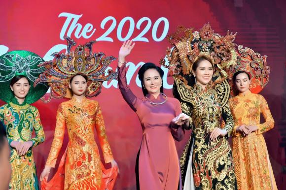 bui-thanh-huong-712 (1).jpg 5 Nữ hoàng hoa hồng, Bùi Thanh Hương, BST áo dài New Look