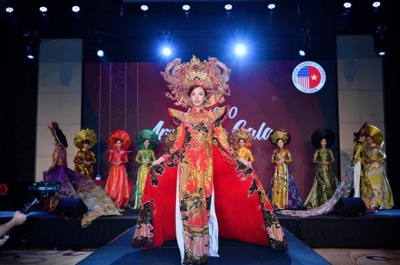 bui-thanh-huong-712 (1).jpg 3 Nữ hoàng hoa hồng, Bùi Thanh Hương, BST áo dài New Look