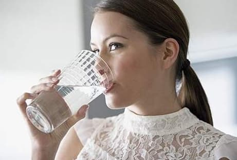 Uống nước khi bụng đói có tốt cho sức khỏe? Các chuyên gia nhắc nhở: Nếu bạn không chú ý 3 điều, thì uống nước sẽ vô ích