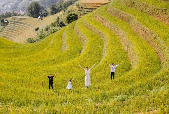 Hoa hậu Hà Kiều Anh đưa 3 con đi khám phá cảnh 'mùa vàng' ở Mù Cang Chải