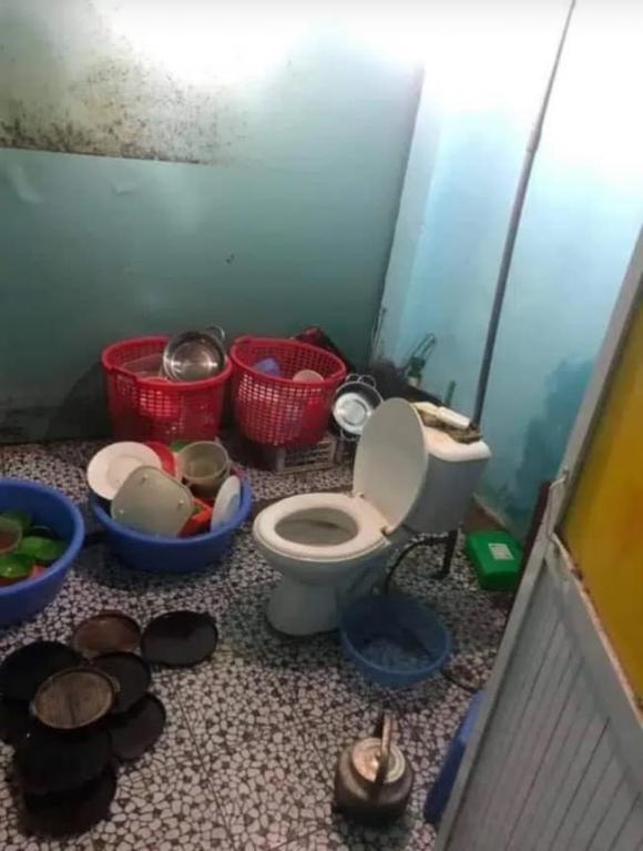  toilet giữa bếp, thiết kế nhà, thanh niên