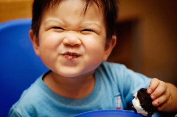 vì sao trẻ ăn vặt, có nên cho trẻ ăn vặt, lưu ý khi cho trẻ ăn vặt