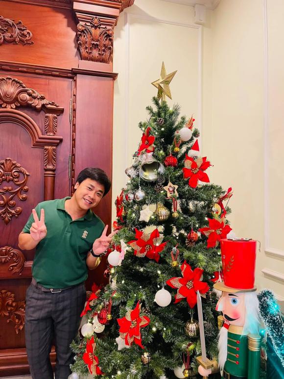 Ông xã Hòa Minzy vui vẻ tạo dáng chụp hình bên cạnh món quà giáng sinh siêu đáng yêu của vợ.
