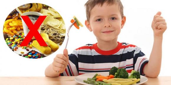 vì sao trẻ ăn vặt, có nên cho trẻ ăn vặt, lưu ý khi cho trẻ ăn vặt
