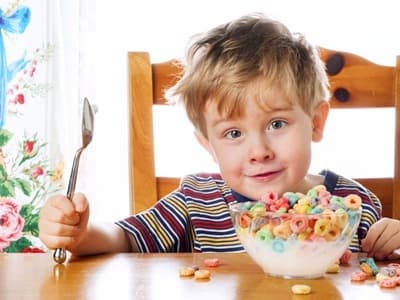 vì sao trẻ ăn vặt, có nên cho trẻ ăn vặt, lưu ý khi cho trẻ ăn vặt