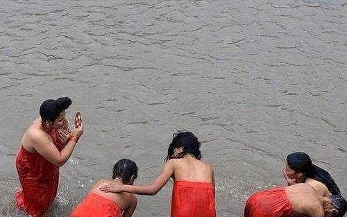 Người phụ nữ gốc Nepal thường tắm ngoài đường, dù đẹp nhưng không được nhìn thẳng