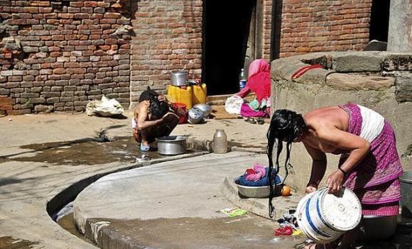 Người phụ nữ gốc Nepal thường tắm ngoài đường, dù đẹp nhưng không được nhìn thẳng
