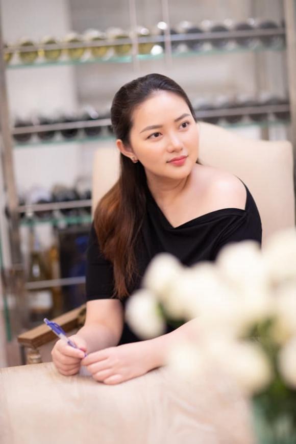 Phan Như Thảo: 'Chồng tôi thích vợ đẹp và vấn đề là anh ấy vẫn thấy tôi đẹp'