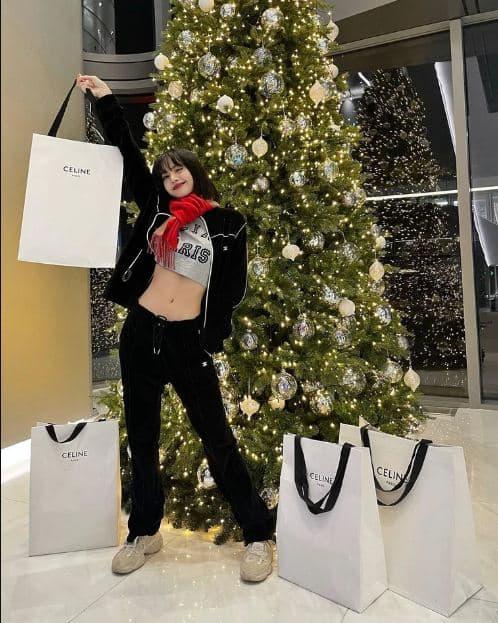 Xem ảnh của Lisa Black Pink trong trang phục Giáng Sinh sẽ khiến bạn cảm thấy thật xinh đẹp, đáng yêu và tươi trẻ. Với cách phối đồ đơn giản nhưng tinh tế của Lisa, bạn sẽ nhận được rất nhiều cảm hứng để có được một bộ trang phục lộng lẫy như thần tiên trong mùa Giáng sinh năm nay.