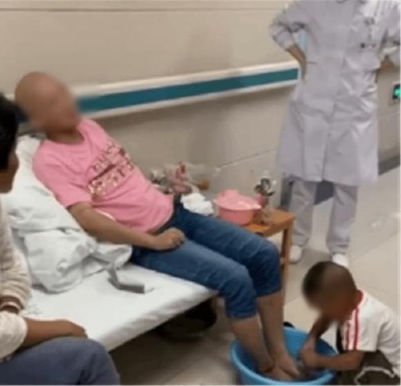 cậu bé rửa chân cho mẹ bị ung thư, cảm động, câu chuyện tình mẫu tử