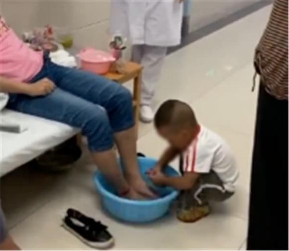 cậu bé rửa chân cho mẹ bị ung thư, cảm động, câu chuyện tình mẫu tử