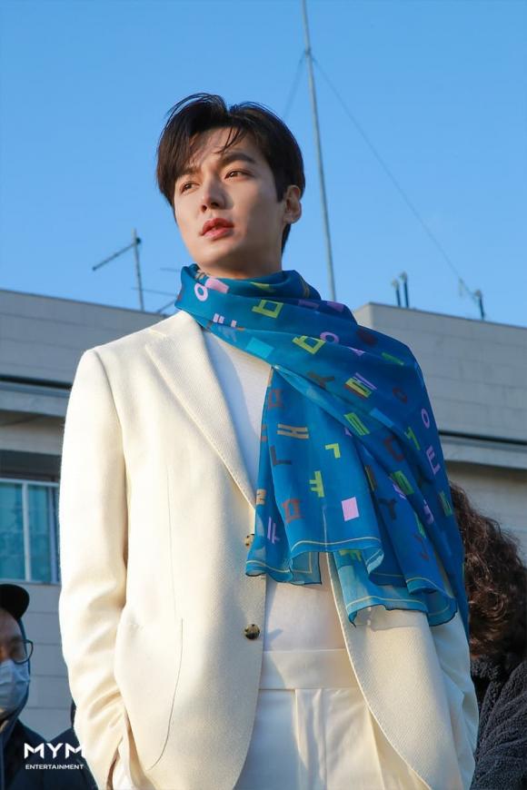 lee min ho, khăn quàng cổ, rèm cửa, sao hàn