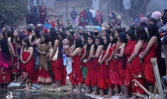 Nepal, tắm ngoài đường, chuyện lạ, du lịch